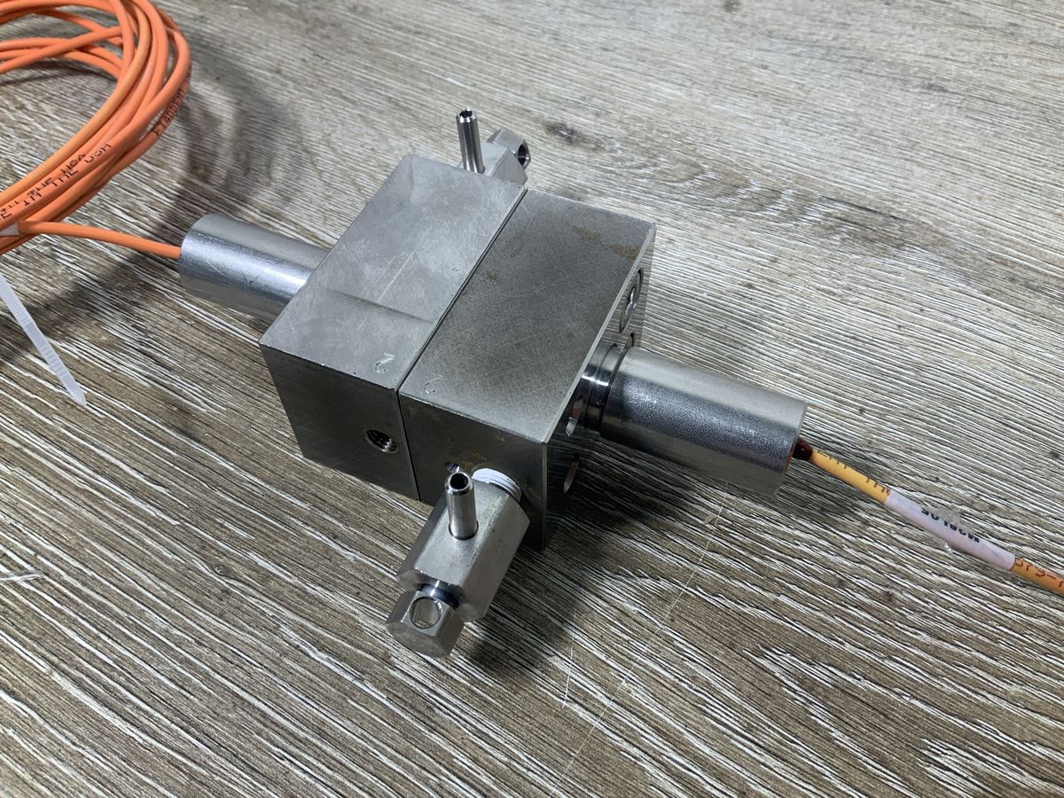 F240SMA-1550 Fiber Collimator with Optical Flow Cell Assembly